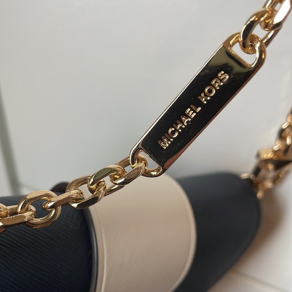 Michael Kors Small Tri-color Saffiano Leather
Smartphone Crossbody Bag In Green - Picture 5 of 14